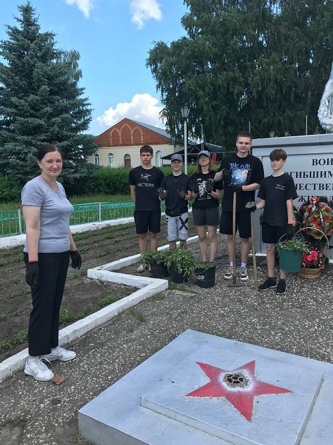 Уход за памятников Погибшим воинам.