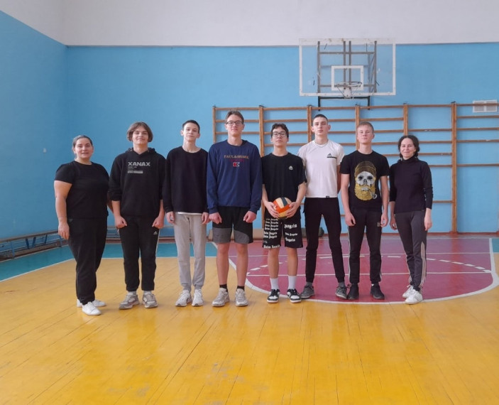 Игра в волейбол.